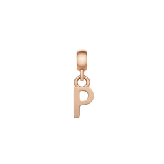 白い背景に映えるDaniel WellingtonのLetter Charm Rose Gold「P」。縦のラインと上部の丸みが調和した洗練されたフォルムで、ローズゴールドの上品な輝きがコンパクトなサイズに凝縮されています。