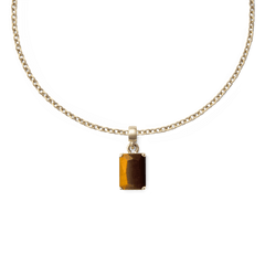 ゴールドのチェーンネックレスに取り付けたTiger Eye Octagon Goldチャーム。八角形のファセットカットが光を反射し、琥珀色とダークブラウンの縞模様が美しく際立つスタイリングです。