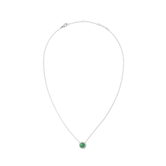 ダニエルウェリントン Audrey Necklace Jade Silverの全体像。細身のシルバーチェーンの中央に、キュービックジルコニアのヘイローで縁取られたドーム型の翡翠ペンダントがあしらわれています。白背景に置かれた商品写真です。