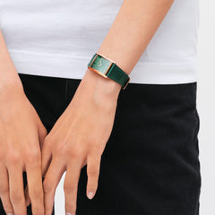 エメラルドグリーンのクロコダイル型押しレザーストラップとローズゴールドケースが美しいBound Crocodile Emerald Sunray Rose Gold。白いTシャツと黒いデニムのシンプルなコーディネートに合わせると、手首元に上品なアクセントが加わります。