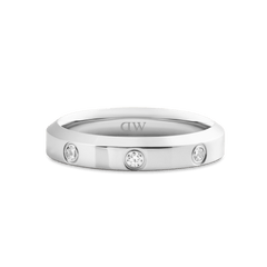 Classic Lumine Ring Silverを斜め前方から捉えたクローズアップ画像です。フラットなシルバーバンドの表面に3つのキュービックジルコニアが埋め込まれ、光を受けて輝いています。ポリッシュ仕上げの滑らかな質感もご確認いただけます。
