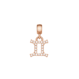 ローズゴールドのCrystal Zodiac Charmは、ふたご座のシンボルをクリスタルで縁取ったデザインです。二本の縦線と上下の横線で表現される双子座のマークが、きらめくクリスタルによって立体感豊かに仕上げられています。