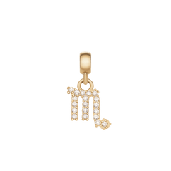 さそり座のCrystal Zodiac Charm Goldです。キュービックジルコニアで縁取られたスコーピオンのシンボルが、丸みのあるゴールドのベイルにつながれています。