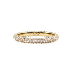 Daniel Wellington Pavé Ring Gold 3 mmの正面アングルです。細身のゴールドバンドに、キュービックジルコニアが三列に隙間なくセッティングされ、白い背景に繊細な輝きを放っています。