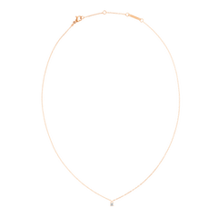 ダニエルウェリントン Mirelle Solitaire Necklace Rose Goldの全体像。繊細なローズゴールドチェーンの先端に一粒のストーンがあしらわれ、ロブスタークラスプとアジャスター付きチェーンのディテールが確認できる白背景の商品写真です。