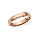 Daniel Wellington Classic Aura Duo Ring ローズゴールドは、ポリッシュ仕上げのバンドの上下両縁にホワイトキュービックジルコニアを2列にあしらい、中央にブランドロゴを刻印したデザインです。