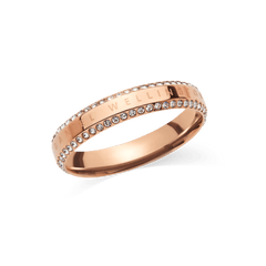 Daniel Wellington Classic Aura Duo Ring ローズゴールドは、ポリッシュ仕上げのバンドの上下両縁にホワイトキュービックジルコニアを2列にあしらい、中央にブランドロゴを刻印したデザインです。
