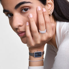 ダニエルウェリントン Pavé Crystal Ring Silverを薬指に着用したスタイリング例。全面に散りばめられたクリスタルが輝くシルバーリングを、シルバーカラーの腕時計やブレスレット、イヤーカフと合わせたコーディネートです。