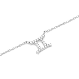 ふたご座のシンボルをモチーフにしたCrystal Zodiac Chain Necklace Silverのペンダント部分を斜めから捉えたアップ画像です。シルバーチェーンにつながるペンダントには、爪留めで一粒ずつ丁寧にセットされたクリスタルが透明感のある輝きを放っています。
