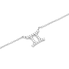 ふたご座のシンボルをモチーフにしたCrystal Zodiac Chain Necklace Silverのペンダント部分を斜めから捉えたアップ画像です。シルバーチェーンにつながるペンダントには、爪留めで一粒ずつ丁寧にセットされたクリスタルが透明感のある輝きを放っています。