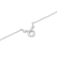 おうし座のシンボルを拡大したCrystal Zodiac Chain Necklace Silverのペンダント詳細画像です。円形と上向きの角をモチーフに、クリスタルが一粒ずつ丁寧に留められています。白い背景の中で透明感のある輝きを放ち、シルバーの小判チェーンが左右に伸びる繊細な仕上がりが際立ちます。