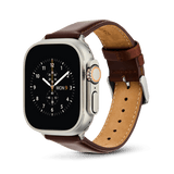 Daniel Wellington Smartwatch Leather Strap St Mawesを装着したApple Watch Ultraの斜めからの画像です。ブラウンのレザーストラップにはステッチが施され、シルバーのピンバックルがあしらわれています。