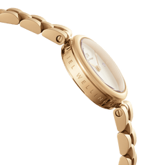 Elan Lumine Goldのサイドビューです。ケース側面にはDaniel Wellingtonのブランドロゴが刻印され、丸みを帯びたゴールドの3連リンクブレスレットがケースに滑らかにつながるディテールが特徴です。