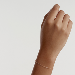 Daniel WellingtonのBox Chain Braceletローズゴールドを手首に着用した様子です。細身のボックスチェーンが肌に馴染み、控えめな輝きを演出します。