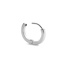 ダニエルウェリントン Hoop Earring Silverのヒンジ部分を開いた状態の製品画像です。ポリッシュ仕上げのフラットな断面と、ワンタッチで開閉できるヒンジ構造がご覧いただけます。