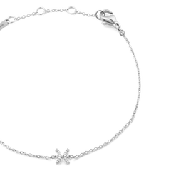 うお座モチーフのCrystal Zodiac Chain Bracelet Silverを斜めから撮影した商品画像です。キュービックジルコニアをあしらった星座チャームの輝きと、シルバーチェーンのしなやかなカーブが際立っています。