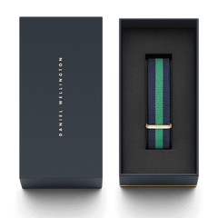 Daniel Wellington Warwick Strapのパッケージ画像。ネイビーにグリーンのストライプが入ったNATOベルトが、ブランドロゴ入りのダークネイビーカラーのギフトボックスに収められています。贈り物にもぴったりの上品な仕様です。