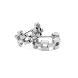 Daniel Wellingtonの3-Link Earrings Silverは、ウォッチストラップのリンク構造をイメージしたフープピアスです。シルバーカラーのリンクが重なることで、立体感と陰影を演出します。
