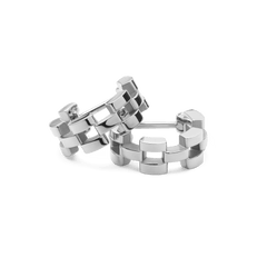 Daniel Wellingtonの3-Link Earrings Silverは、ウォッチストラップのリンク構造をイメージしたフープピアスです。シルバーカラーのリンクが重なることで、立体感と陰影を演出します。