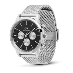 ブラックダイヤルとシルバーケースのコントラストが際立つIconic Chronograph Mesh Blackを斜め上から撮影した画像です。メッシュストラップのクラスプ部分やリューズ、クロノグラフプッシャーの配置が立体的に確認できます。