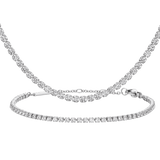 ダニエルウェリントン Tennis Set Silverのテニスチェーンネックレスとテニスブレスレットを白背景に並べた商品画像です。シルバートーンの台座に、一粒ずつ爪留めされたクリスタルが途切れることなく連なり、統一感のある輝きを放つセットジュエリーです。