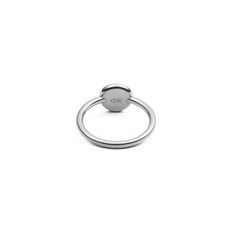 Audrey Ring Tiger Eye Silverを裏側から見た画像です。ドーム型のストーンセッティングの底面にはDaniel Wellingtonのロゴが刻印されており、細身のシルバーバンドの滑らかな仕上がりがご覧いただけます。