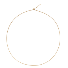 Daniel WellingtonのCharms Snake Bracelet Gを円形に広げた状態です。チャームを通していない細身のゴールドスネークチェーンが、途切れることなく一本のラインを描き、しなやかなシルエットと繊細な輝きを際立たせています。