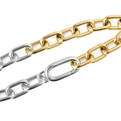 Contrast Link Bracelet Two Tone Goldのリンク部分をクローズアップした画像です。イエローゴールドとシルバーのポリッシュ仕上げが切り替わる境目がはっきりとわかり、各リンクの滑らかなエッジと立体感のあるフォルムが際立っています。