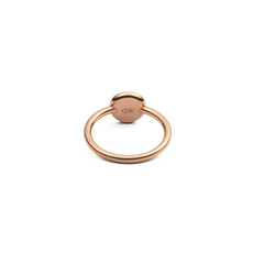 Audrey Ring Tiger Eye Rose Goldを裏側から見た画像です。ストーンセッティングの背面にはDaniel Wellingtonのロゴが刻印されており、ローズゴールドの滑らかな仕上がりと細身のバンドがご覧いただけます。