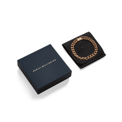 ダニエルウェリントンのChunky Chain Bracelet Rose Goldとギフトボックスのセットです。ネイビーのブランドロゴ入りボックスと、ブラックのジュエリーポーチにブレスレットが添えられた、贈り物にぴったりの上質なパッケージングをご覧いただけます。