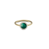 Daniel WellingtonのAudrey Ring Malachite Goldは、深いグリーンの縞模様が美しいドーム型のマラカイトを、ホワイトキュービックジルコニアのヘイローが優雅に彩るゴールドリングです。細身のデザインで、上品な印象に仕上げています。