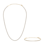 Daniel Wellington Tennis Set Goldのクリスタルテニスネックレスとテニスブレスレットを白背景に並べた商品画像。ゴールドトーンの台座に一粒ずつセットされたクリスタルが、途切れることのない輝きのラインを描いています。
