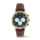 Daniel WellingtonのIconic Chronograph St Mawes Arctic Panda Goldです。アークティックブルーのエナメルダイヤルに3つのホワイトサブダイヤルを配し、ポリッシュ仕上げのゴールドケースとブラウンレザーストラップを組み合わせた42mmサイズのクロノグラフモデルです。