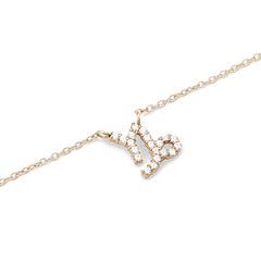 山羊座モチーフの**Crystal Zodiac Chain Necklace Gold**のペンダント部分をクローズアップした写真です。複数のクリスタルがゴールドの爪留めで丁寧にセットされ、山羊座のシンボルを立体的に表現しています。斜めに配されたゴールドチェーンとのバランスも美しい仕上がりです。