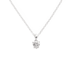 シルバーチェーンネックレスに取り付けたDaniel WellingtonのHeart White Crystal Charmをクローズアップした画像です。ハート型のホワイトクリスタルが光を反射して輝き、ペンダントトップとしての着用イメージをお伝えします。