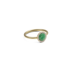 ダニエルウェリントン Audrey Ring Jade Goldを斜めから撮影した画像。細身のゴールドバンドにドーム型の天然ヒスイが映え、周囲を囲むキュービックジルコニアのヘイローが繊細な輝きを添えています。