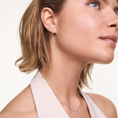クリスタルフープ＋スタッドシルバーセットの着用イメージです。クリスタル付きシルバーフープピアスと一粒のクリスタルスタッドピアスを同じ耳に重ね付けし、二穴ピアススタイルで耳元に繊細な輝きを演出します。