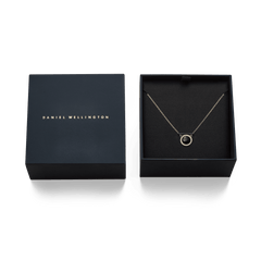 ダニエルウェリントンのブランドロゴを箔押ししたネイビーカラーのギフトボックスに、Audrey Necklace Black Agathe Goldが丁寧に収められています。黒の内装にゴールドチェーンと黒メノウのペンダントが映え、贈り物にぴったりの上品なパッケージです。