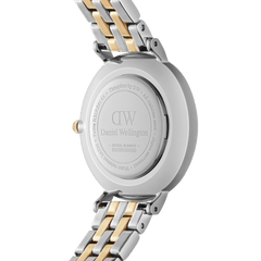 Petite Lumine Bezel 5-Link Two-Tone MOPの裏蓋側を撮影した画像です。ステンレススチール製のケースバックにはDaniel Wellingtonのロゴとシリアルナンバーが刻印されており、ゴールドのリューズとシルバー・ゴールドのツートーン5リンクブレスレットのディテールが確認できます。