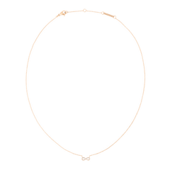 Daniel WellingtonのMirelle Infinity Necklaceを全体的にご覧いただけます。細身のローズゴールドチェーンの中央に、キュービックジルコニアをあしらったインフィニティモチーフが配されています。ロブスタークラスプと、ブランドロゴが刻印された延長チェーンも確認できます。