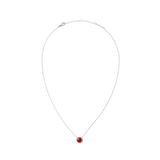 ダニエルウェリントン Audrey Necklace Red Agathe Silverの全体像。細身のシルバーチェーンの中央に、ドーム型の赤メノウチャームがキュービックジルコニアの輝きで縁取られています。