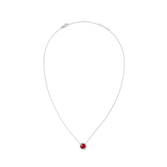ダニエルウェリントン Audrey Necklace Red Agathe Silverの全体像。細身のシルバーチェーンの中央に、ドーム型の赤メノウチャームがキュービックジルコニアの輝きで縁取られています。