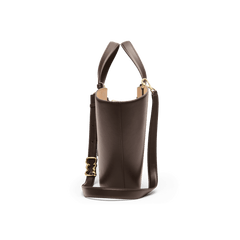 Daniel Wellington River Bag Brownのサイドビューです。アーチ型の立体的なフォルムが際立ち、調節可能なショルダーストラップとウェーブモチーフのゴールドバックルが確認できます。開口部からは、内装のベージュカラーがわずかにのぞいています。