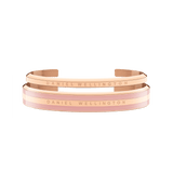 Daniel WellingtonのEmalie Bracelet ダスティローズとClassic Bracelet ローズゴールドの重ね付けセットです。ポリッシュ仕上げのローズゴールドカフとダスティローズのエナメルカフが組み合わさり、それぞれの表面にはブランドロゴが刻印されています。