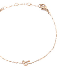 ローズゴールドのCrystal Zodiac Chain Braceletをクローズアップした画像です。白い背景にチェーン全体が美しい弧を描くように配置され、中央にはクリスタルで形作られた星座モチーフが輝いています。ロブスタークラスプやアジャスター部分の細部まで、丁寧な仕上がりをご確認いただけます。