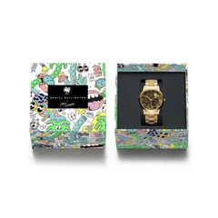Steven Harrington x Daniel Wellington Iconic Link専用のパッケージです。カラフルなハリントンのイラストがあしらわれたボックスの蓋と、ゴールドの腕時計が黒いクッションに収められた箱の内側をご覧いただけます。