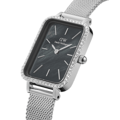 Quadro Lumine Bezel Sterling Black MOPを斜めから捉えたクローズアップ画像です。ブラックマザーオブパールの文字盤に浮かぶ、天然素材ならではの波紋のような模様や、ベゼルにあしらわれたクリスタルの輝き、リューズの細部までご確認いただけます。