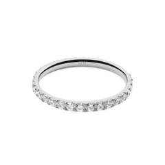 ダニエルウェリントン Mirelle Eternity Ring Silver 2mmをやや上方から捉えた商品画像です。リング全周に配されたホワイトキュービックジルコニアの爪留めと、バンド内側に刻印されたブランドロゴが確認できます。