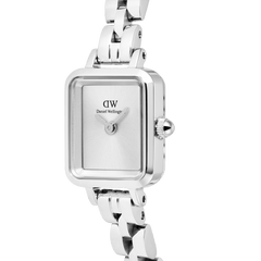 Quadro Mini Arch 3-link White Sunray Silverのケースとダイヤルを拡大したクローズアップ画像です。ホワイトサンレイ文字盤の放射状の輝きや、ケースを囲むメタルリングの立体感のある仕上げ、丸みを帯びたリューズの細部までご確認いただけます。