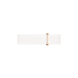 ダニエルウェリントンのDover Strap ローズゴールドを横向きに配置した製品画像です。白いポリエステル織りのNATOストラップには、中央部分にローズゴールドのキーパーが通されており、上品なデザインが際立ちます。
